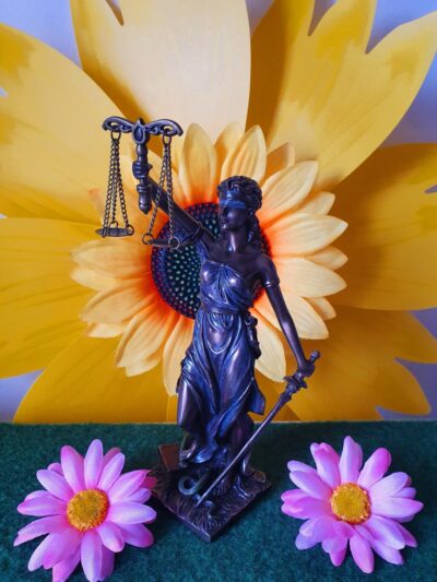 Figura Diosa de la justicia de pie