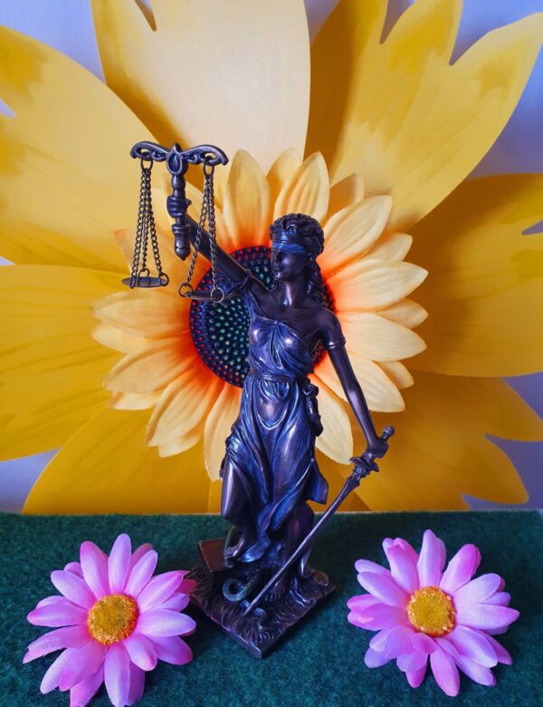 Figura Diosa de la justicia de pie Decoración