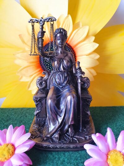 Figura Diosa de la justicia sentada