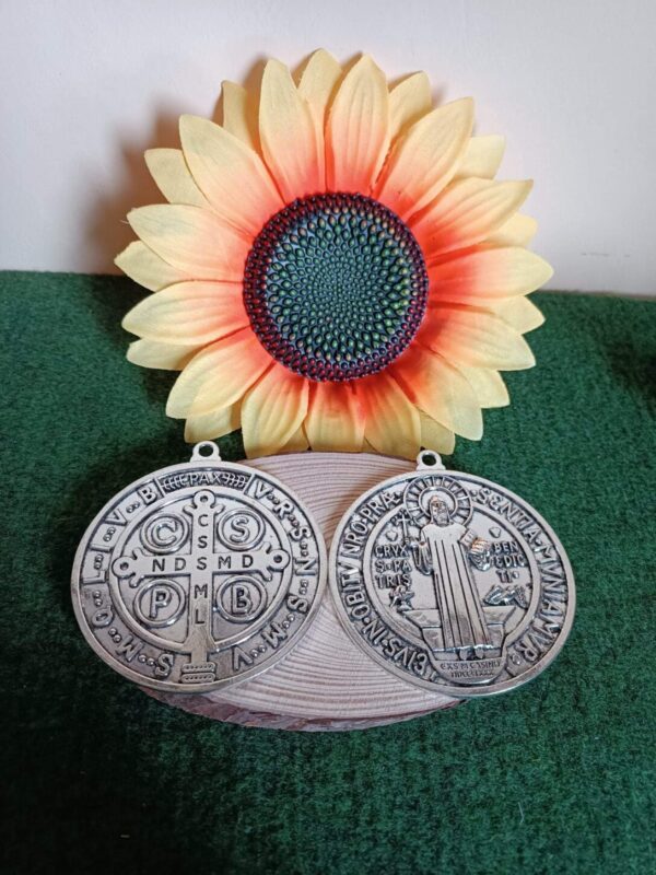 Medallón colgador San Benito Atrapasueños y Colgadores