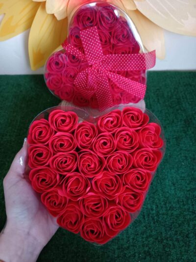 Corazón de 24 Rosas rojas-jabón